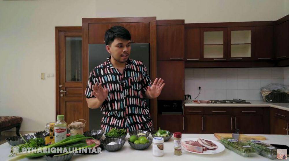 Thariq Halilintar masak (YouTube.com/Thariq Halilintar)