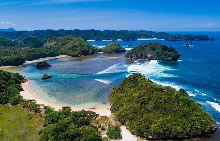 12 Rekomendasi Pantai di Malang, Pesonanya Bikin Mata Terkesima!