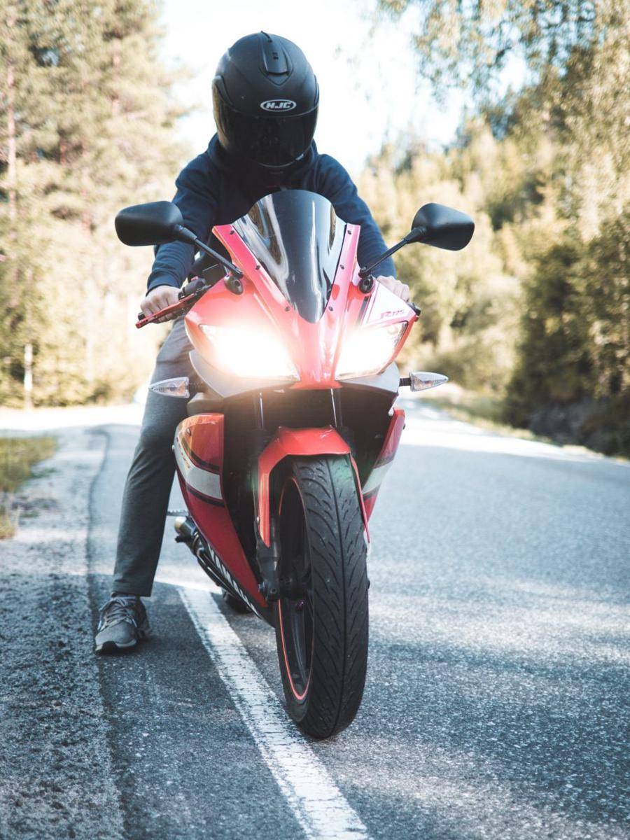 ilustrasi orang yang sedang mengendarai motor ninja (Pexels.com/Nikolai Ulltang)