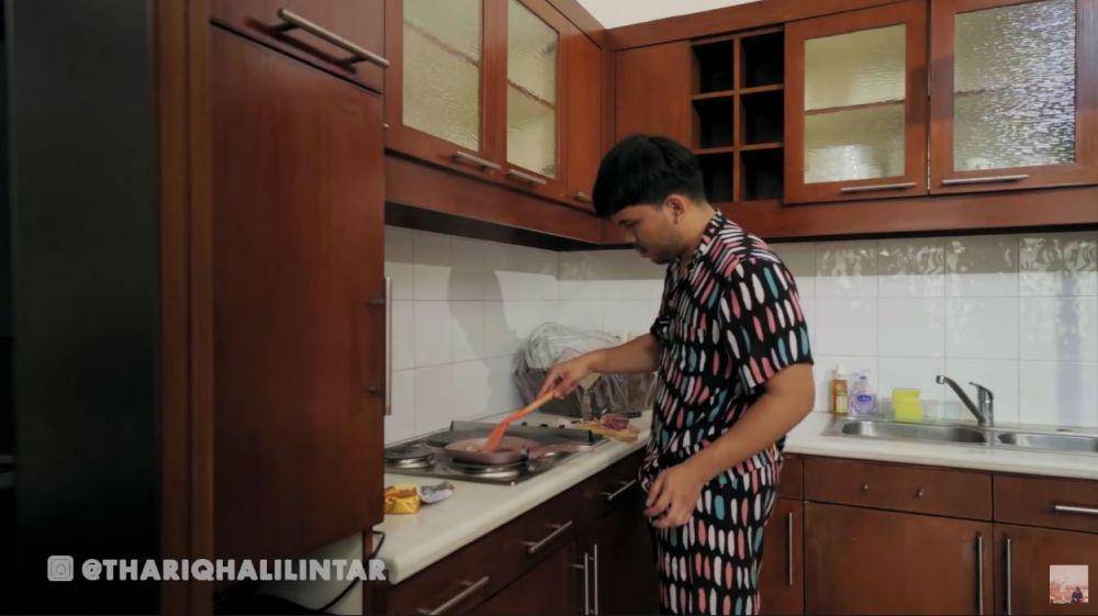 Thariq Halilintar masak (YouTube.com/Thariq Halilintar)