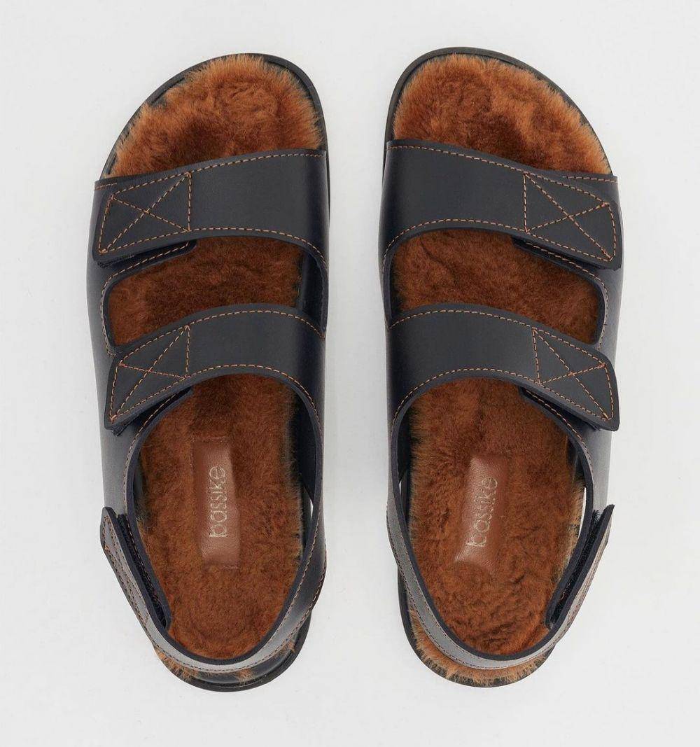 ilustrasi produk leather strap sandals (instagram.com/emiafashion)