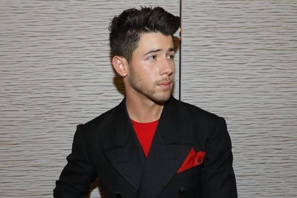 Textured caesar cut sebagai model rambut ikal pria (instagram.com/nickjonas)