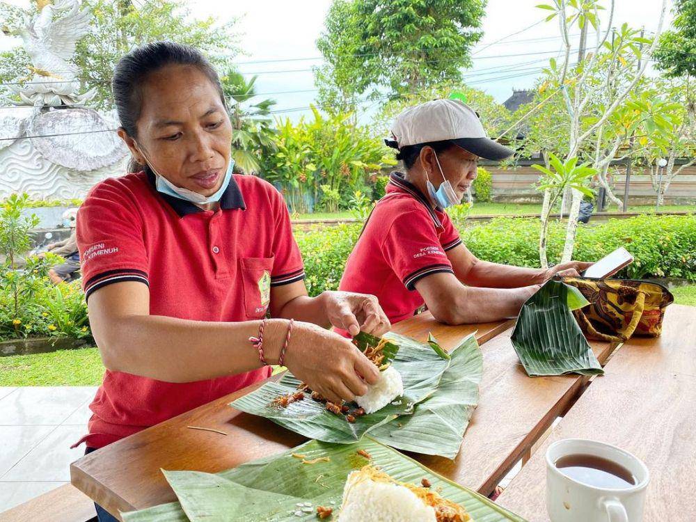 Wisatawan belajar menyajikan makanan tradisional Bali. (instagram.com/ bumdes_dirgayusa)