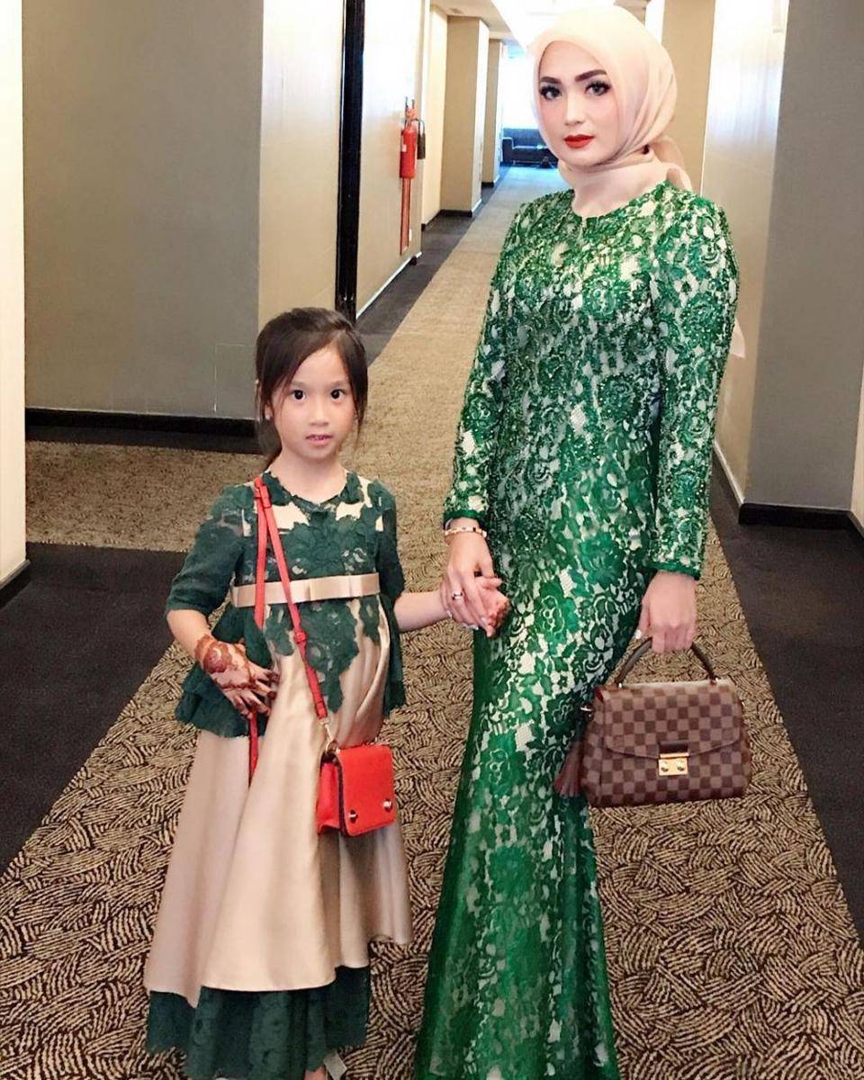 ide baju kondangan untuk ibu dan anak perempuan (instagram.com/imelpc)