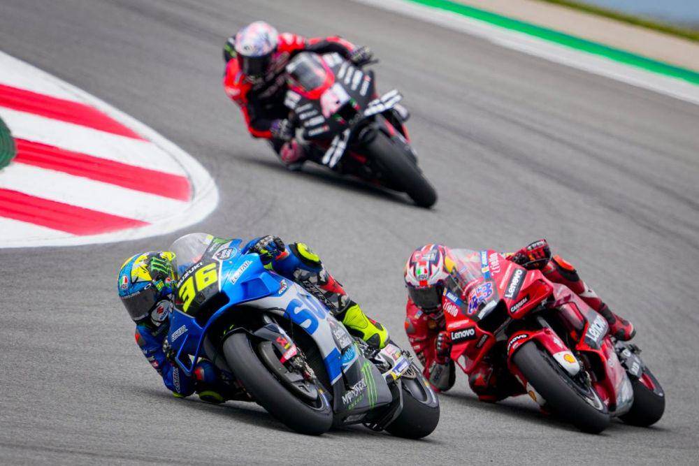 Joan Mir di depan Jack Miller. (motogp.com)