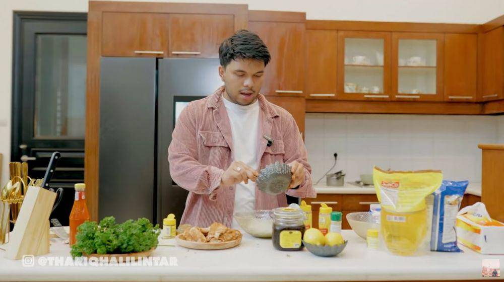 Thariq Halilintar masak (YouTube.com/Thariq Halilintar)