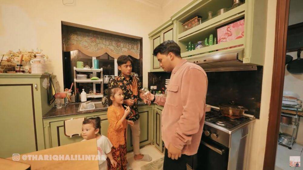 Thariq Halilintar masak (YouTube.com/Thariq Halilintar)