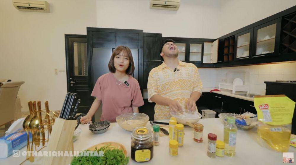 Thariq Halilintar masak (YouTube.com/Thariq Halilintar)