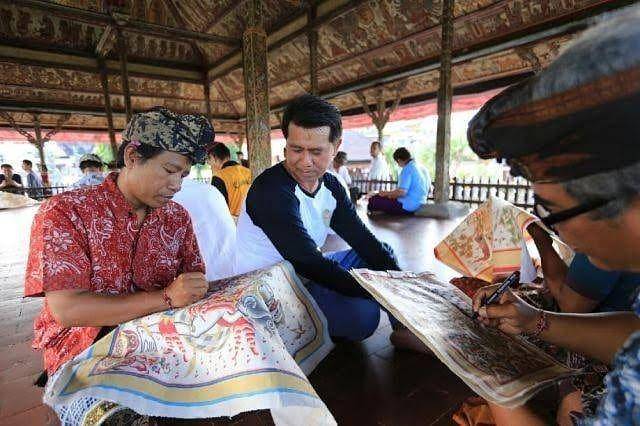 Seniman seni lukis Desa Kamasan. (instagram.com/ suaragelgel)