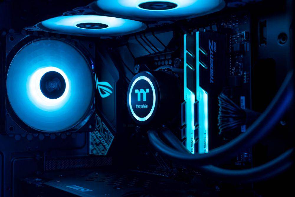 ilustrasi dua keping RAM yang terpasang di PC (unsplash.com/Christian Wiediger)
