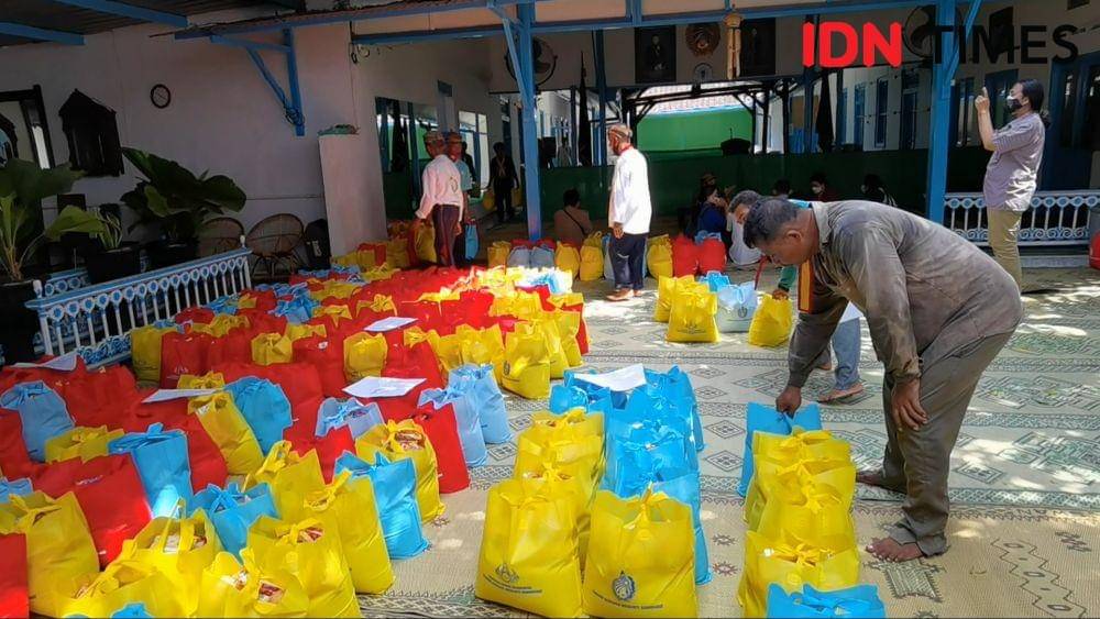 Sembako dari PB XIII Keraton Kasunanan Surakarta. (IDN Times/Larasati Rey)