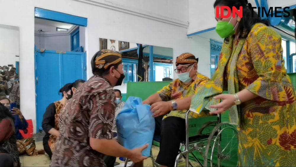 Sinuhun PB XIII berikan sembako kepada kerabat Kerabat Keraton Kasunanan Surakarta. (IDN Times/Larasati Rey)