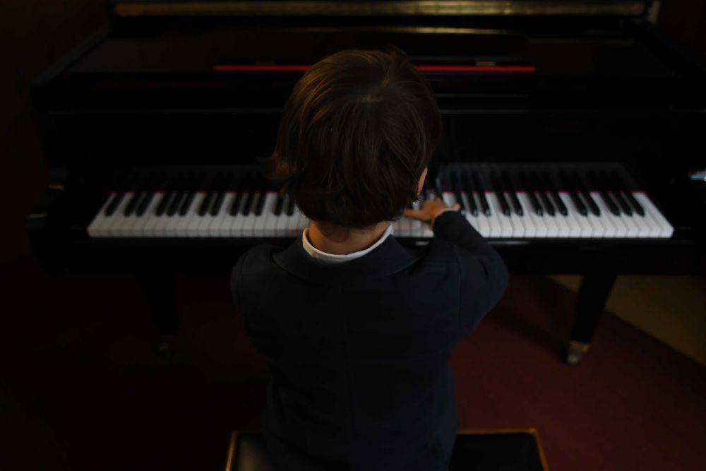 ilustrasi bermain piano (unsplash.com/MichalParzuchowski)