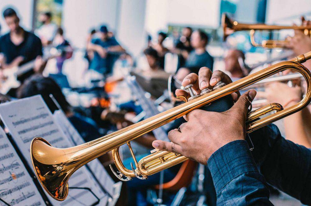 ilustrasi bermain trumpet (unsplash.com/BrunoJustoPego)