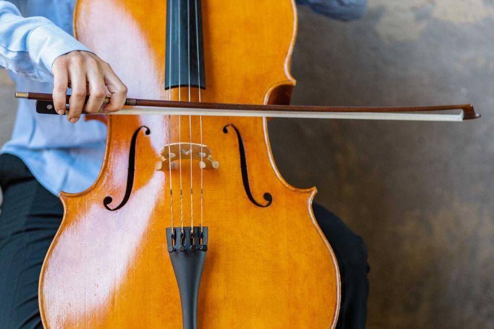 ilustrasi bermain cello (unplash.com/MariaCappelli)
