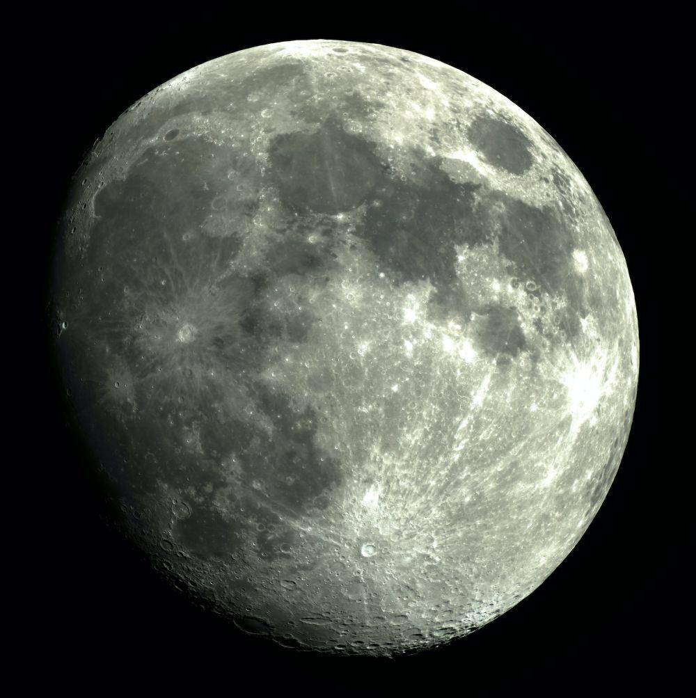 Bulan (unsplash.com/@gferla)
