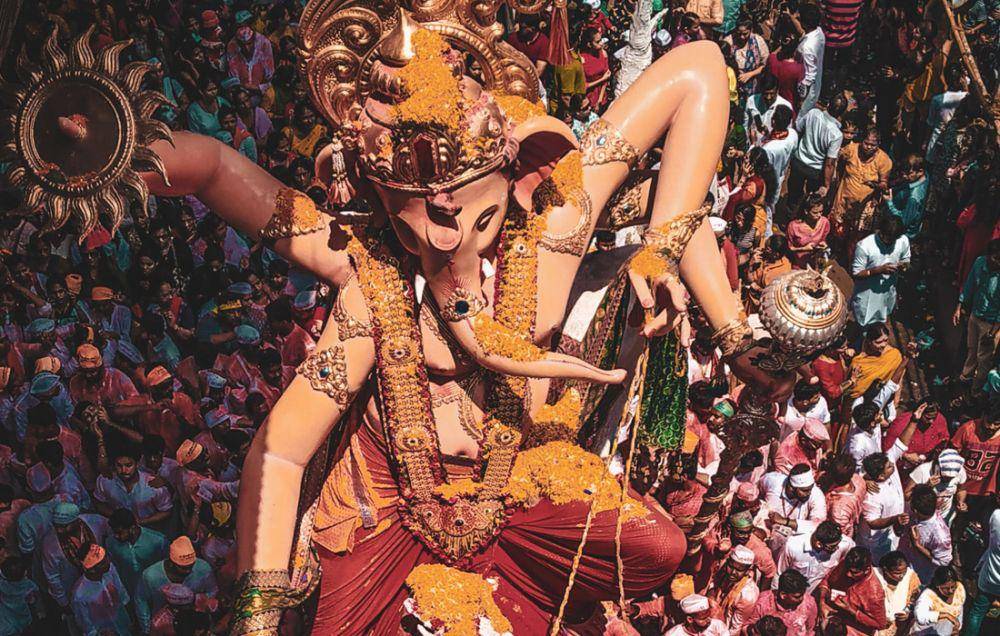 ilustrasi prosesi perayaan Hindu di India (Unsplash.com/sudarshan poojary)