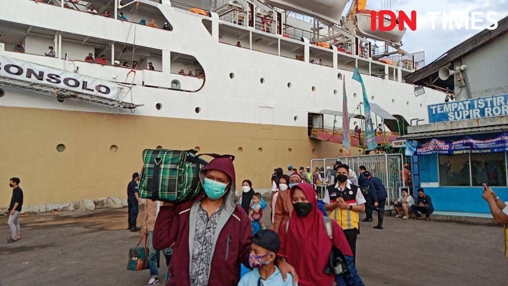 Sejumlah oemudin membawa barang bawaannya saat turun dari KM Dobonsolo di Pelabuhan Tanjung Emas Semarang. (IDN Times/Fariz Fardianto)