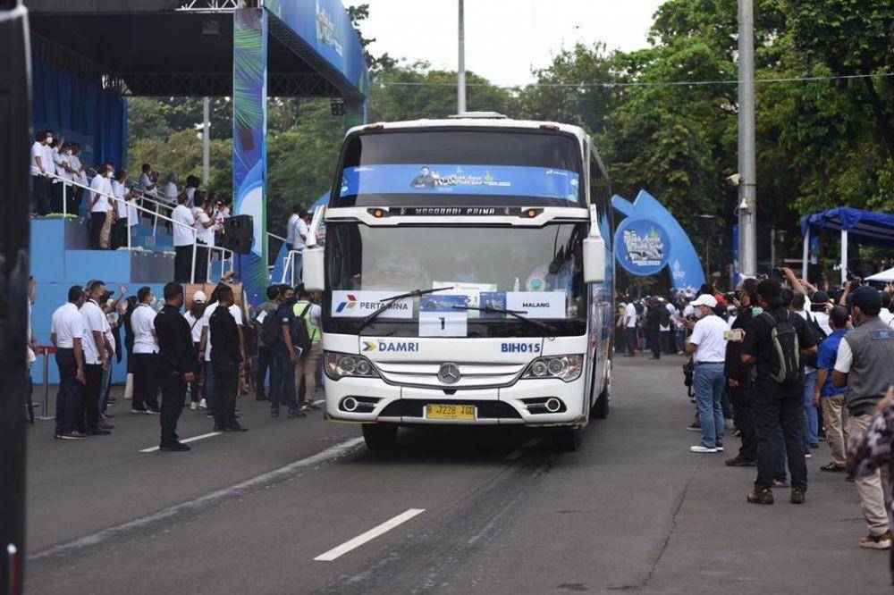 Bus Pemudik Pertamina Jurusan Jakarta - Malang pada acara “Mudik Aman Mudik Sehat” Bersama BUMN 2022 yang diselenggarakan di Gelora Bung Karno, Jakarta pada Rabu (27/4/2022). (Dok. Pertamina)