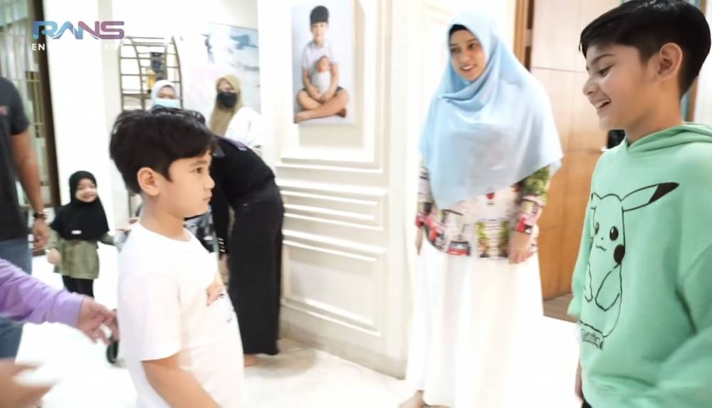 Momen Faaz dan Rafathar bertemu (youtube.com/RansEntertainment)