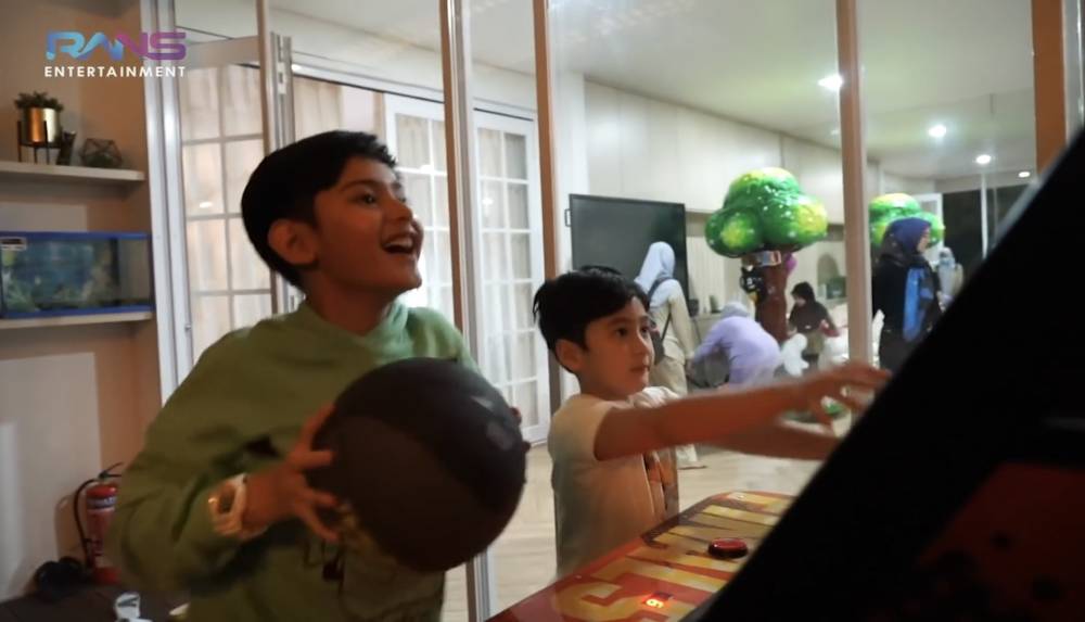 Momen Faaz dan Rafathar bertemu (youtube.com/RansEntertainment)