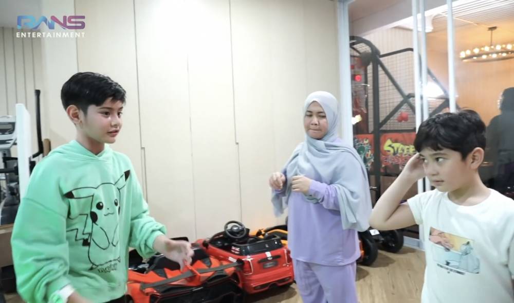 Momen Faaz dan Rafathar bertemu (youtube.com/RansEntertainment)