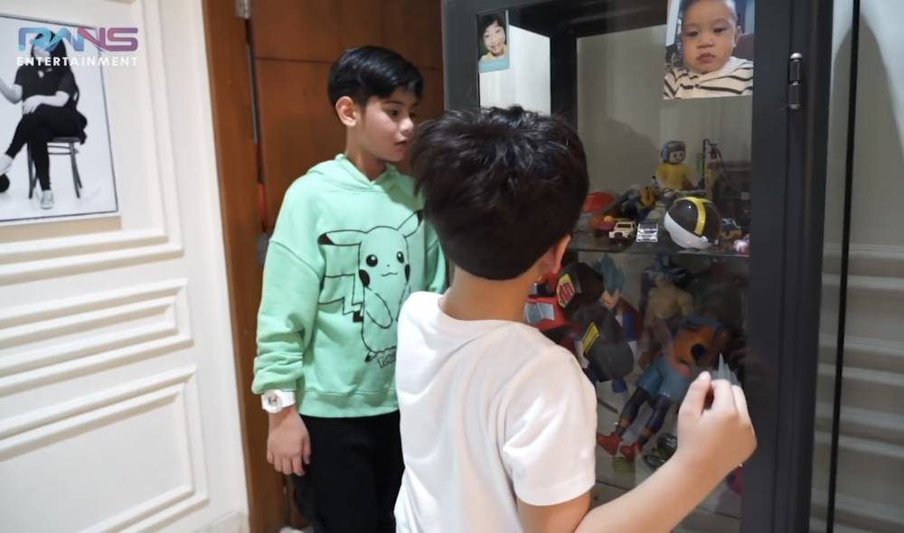 Momen Faaz dan Rafathar bertemu (youtube.com/RansEntertainment)