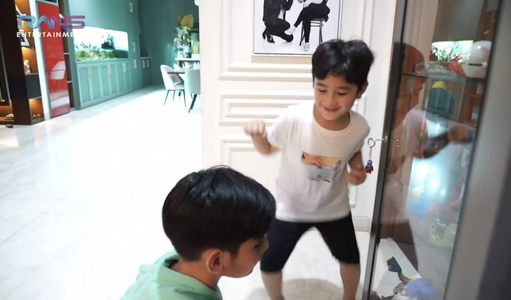 Momen Faaz dan Rafathar bertemu (youtube.com/RansEntertainment)