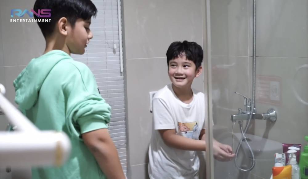 Momen Faaz dan Rafathar bertemu (youtube.com/RansEntertainment)