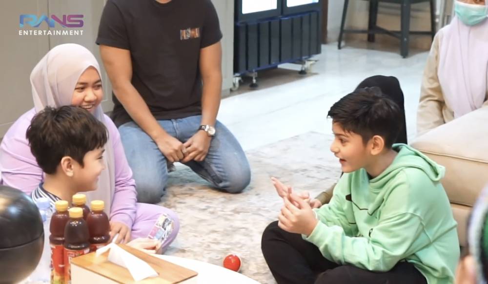 Momen Faaz dan Rafathar bertemu (youtube.com/RansEntertainment)