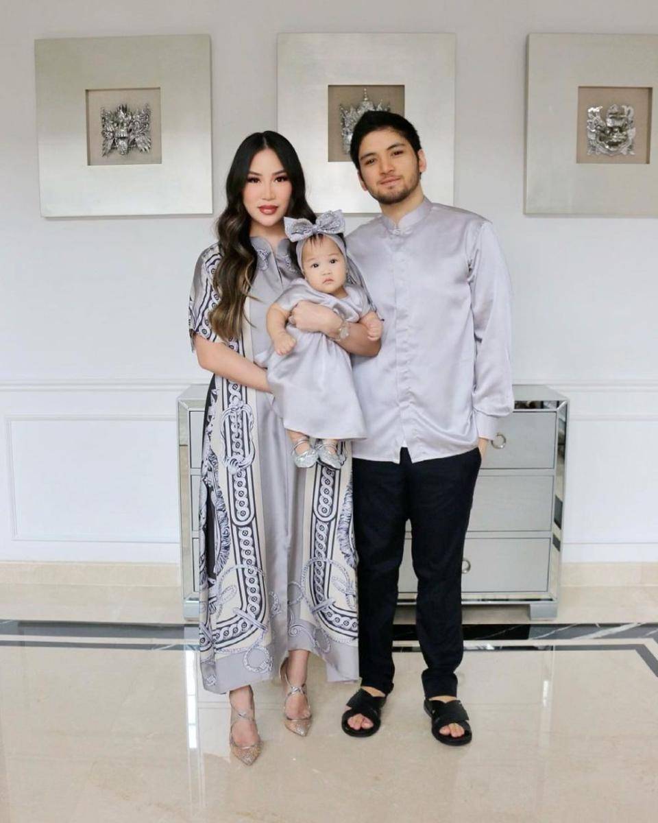 Baju Lebaran Couple (instagram.com/keziatoemion)