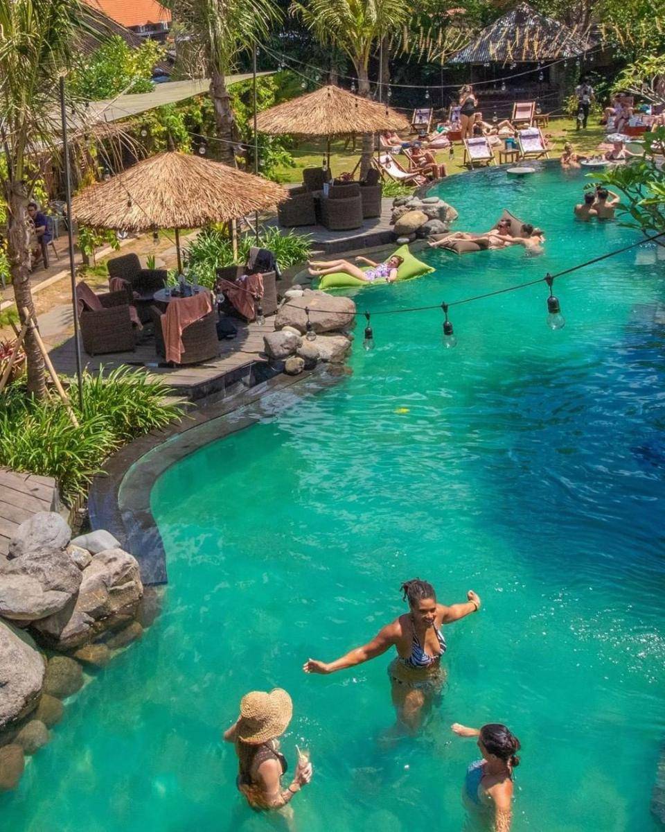 Folk Pool and Garden (instagram.com/folkubud)