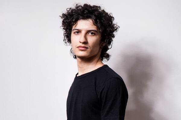 Medium length curls sebagai model rambut ikal pria (unsplash.com/korayguler)