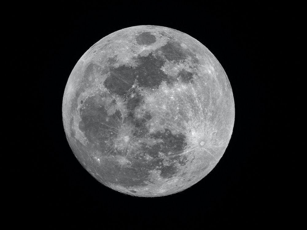 5 Fakta Tentang Permukaan Bulan yang Punya Area Gelap dan Terang