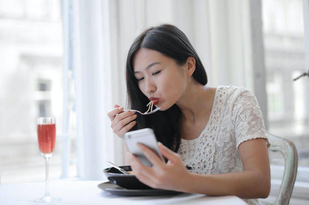 ilustrasi makan sambil video call (pexels.com/Andrea Piacquadio)
