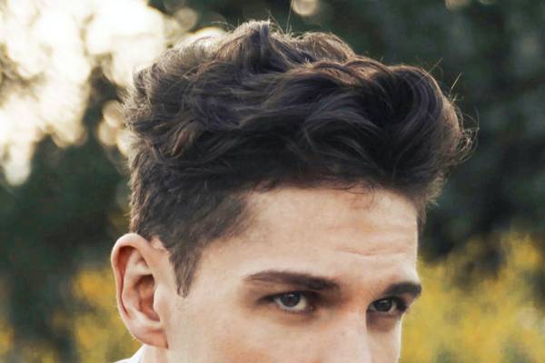 Messy comb over sebagai model rambut ikal pria (pexels.com/vanyaoboleninov)