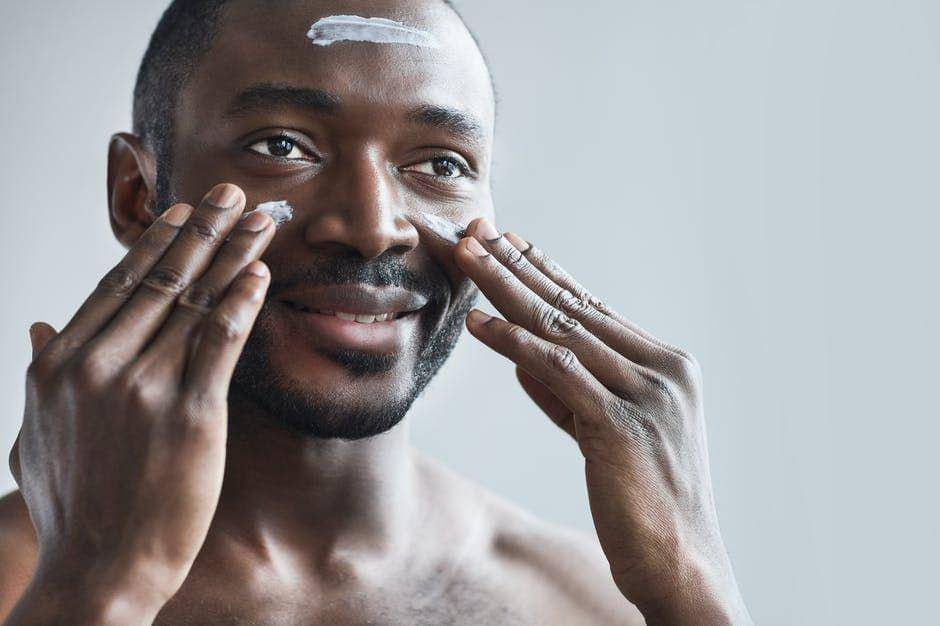 Ilustrasi pria yang sedang mengaplikasikan moisturizer (Pexels.com/August de Richelieu)