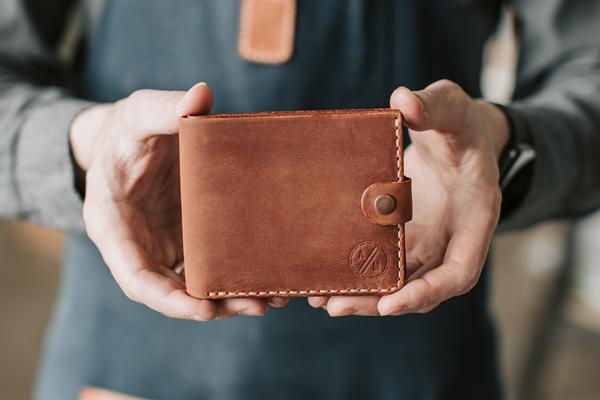 15 Merek Dompet Pria Terbaik dan Berkualitas, Wajib Punya!