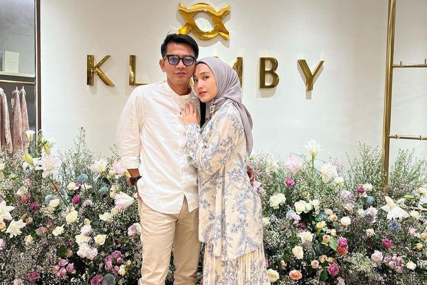 9 Potret Angga Putra dan Istri yang Makin Harmonis, Dua Tahun Menikah