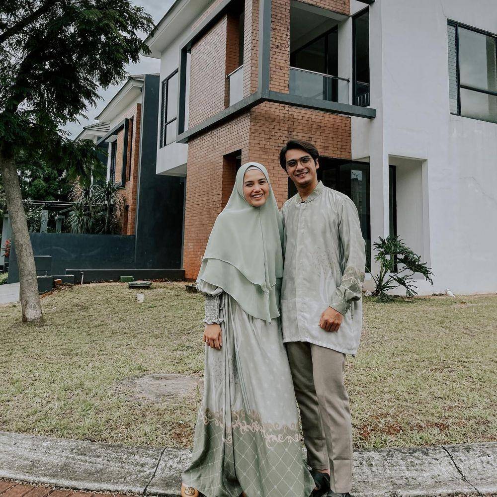 Baju Lebaran Couple (instagram.com/rickyharun)