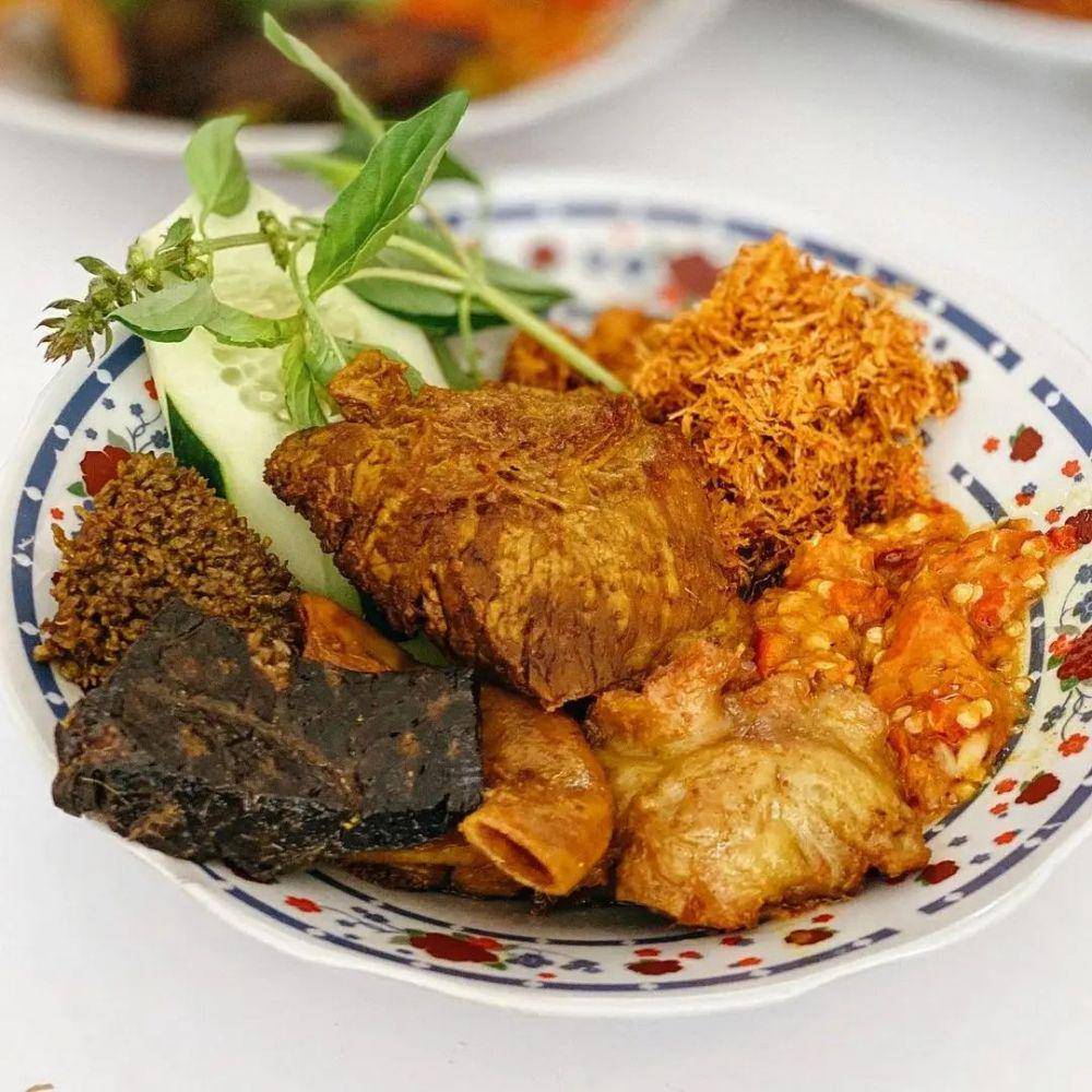 sepiring nasi babat komplit dengan usus dan paru di Sego Babat Gembres (instagram.com/segobabat.gembres)