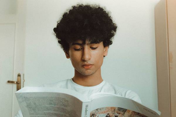 Bowled round top sebagai model rambut ikal pria (unsplash.com/wassim998az)