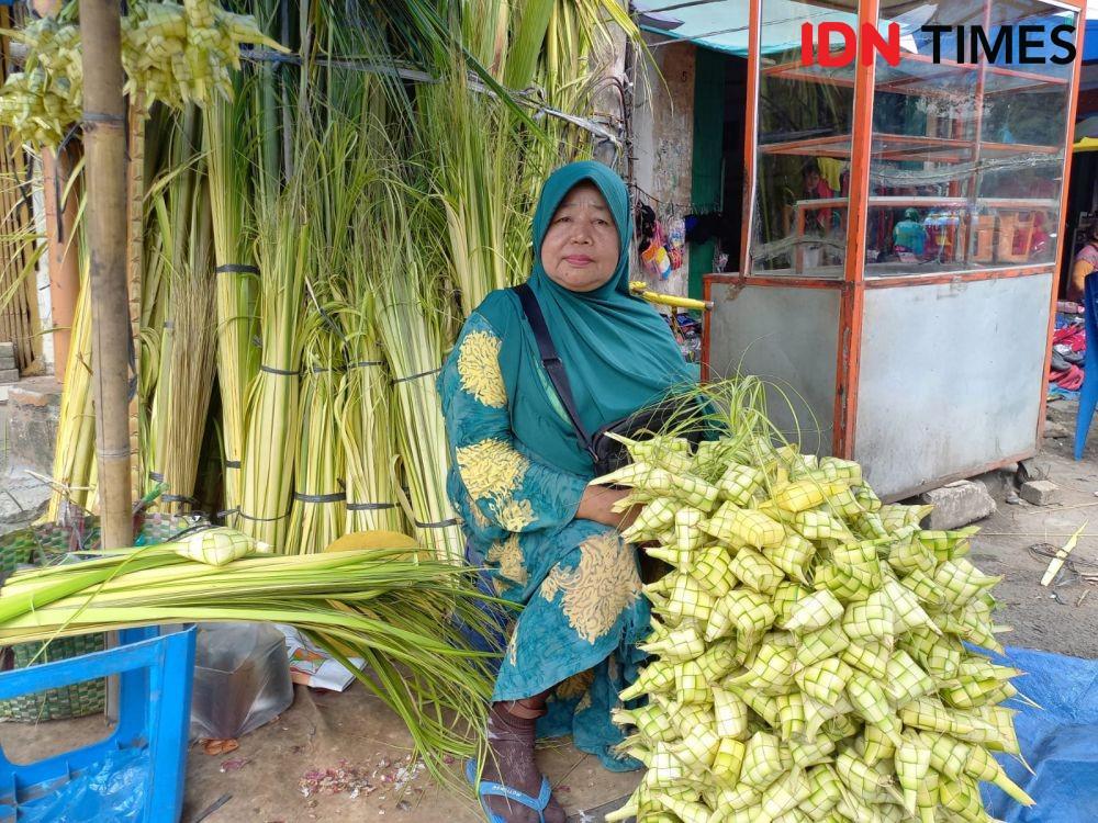 Mengais Rezeki dengan Berjualan Kulit Ketupat di Pasar Sukaramai