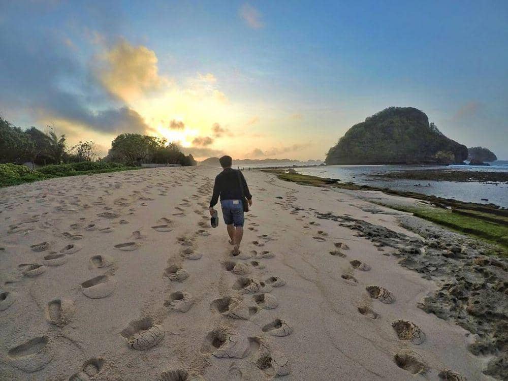 Pantai goa cina (instagram.com/Yoiki_malang)