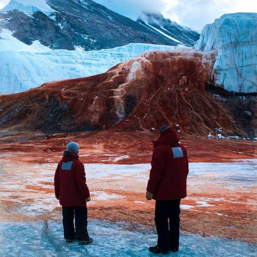 Peneliti sedang Melakukan Penelitian terhadap Taylor Glacier di Antartika (instagram.com/radio.316)