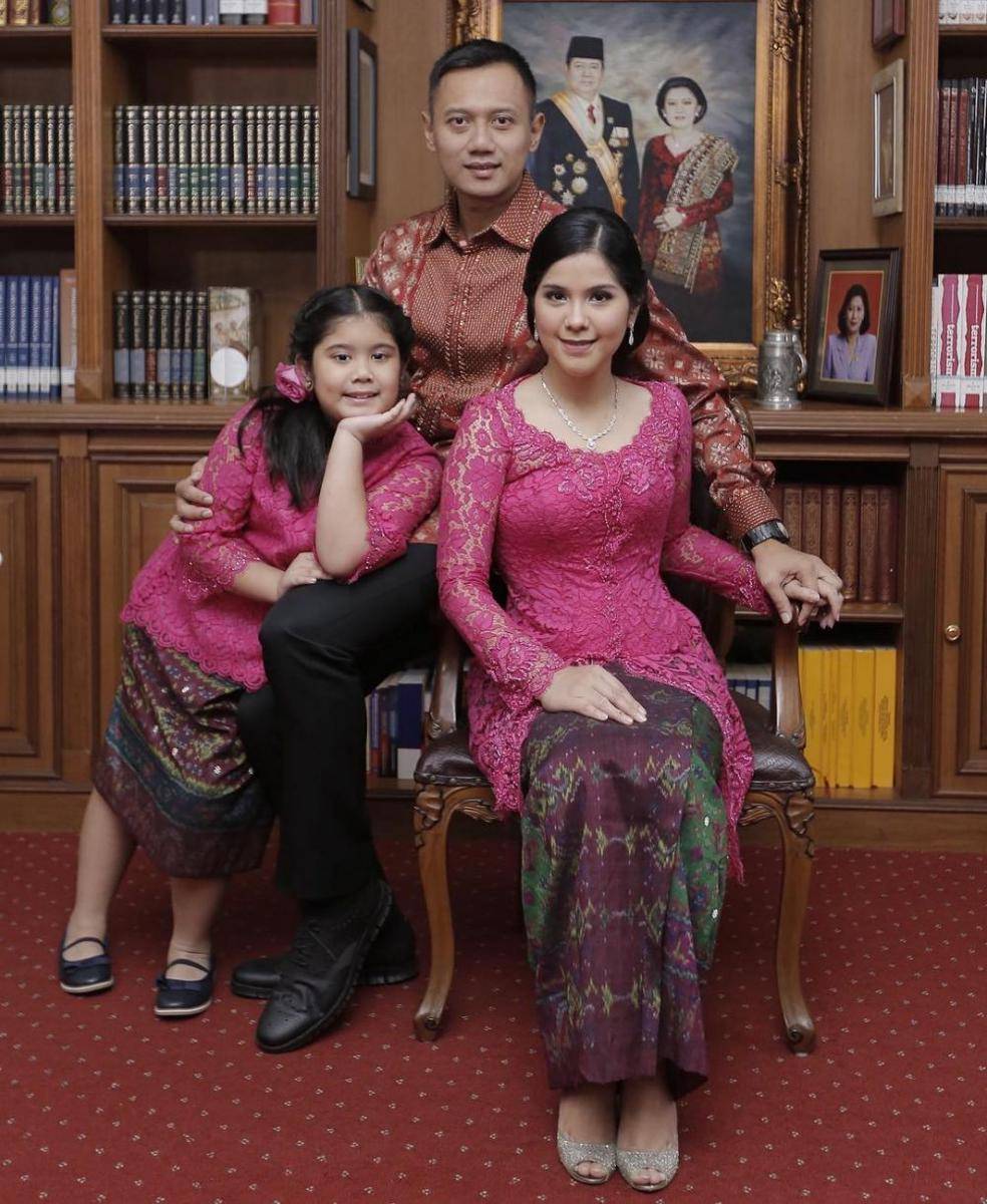 kebaya seragam keluarga. (instagram.com/annisayudhoyono)