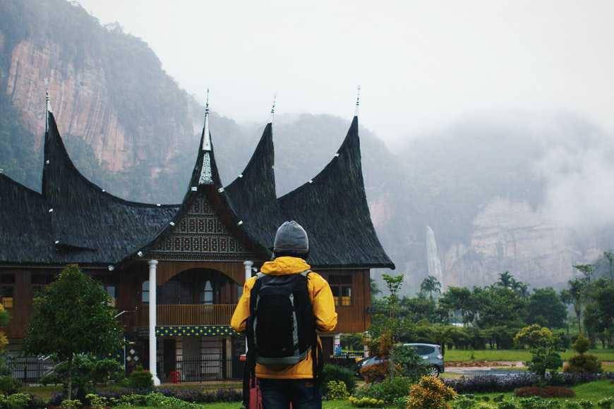 ilustrasi suasana Rumah Gadang (unsplash.com/ibadahmimpi)