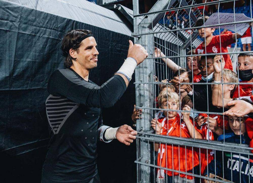 Yann Sommer menyapa fans timnas Swiss (instagram.com/ysommer1)