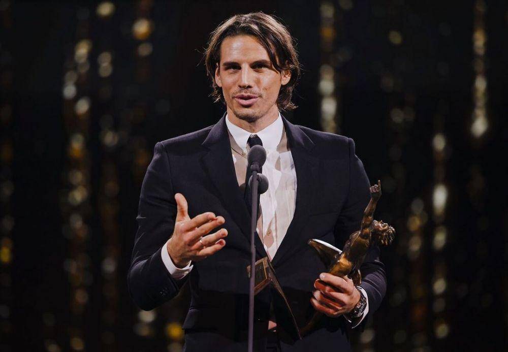 Yann Sommer dengan trofi pemain terbaik Swiss (instagram.com/ysommer1)