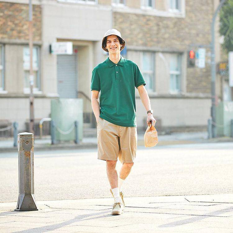 Kaus polo merek Uniqlo (www.instagram.com/uniqloindonesia)